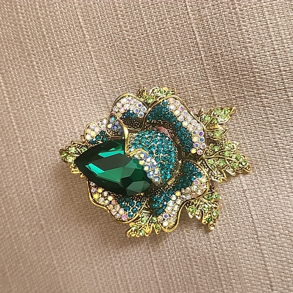 New Multi Rhinestone Flower Brooch - Picture 4 of 12